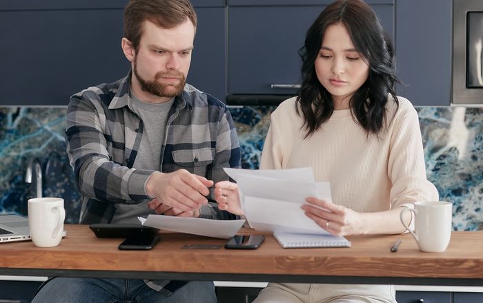 Pareja revisando su presupuesto y sus pagos en casa
