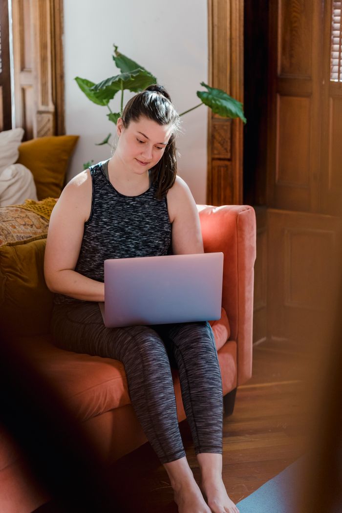 Mujer haciendo su inscripción en línea desde su laptop