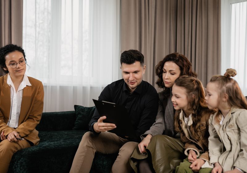 MIDE Seguros advisor at a home appointment with a family